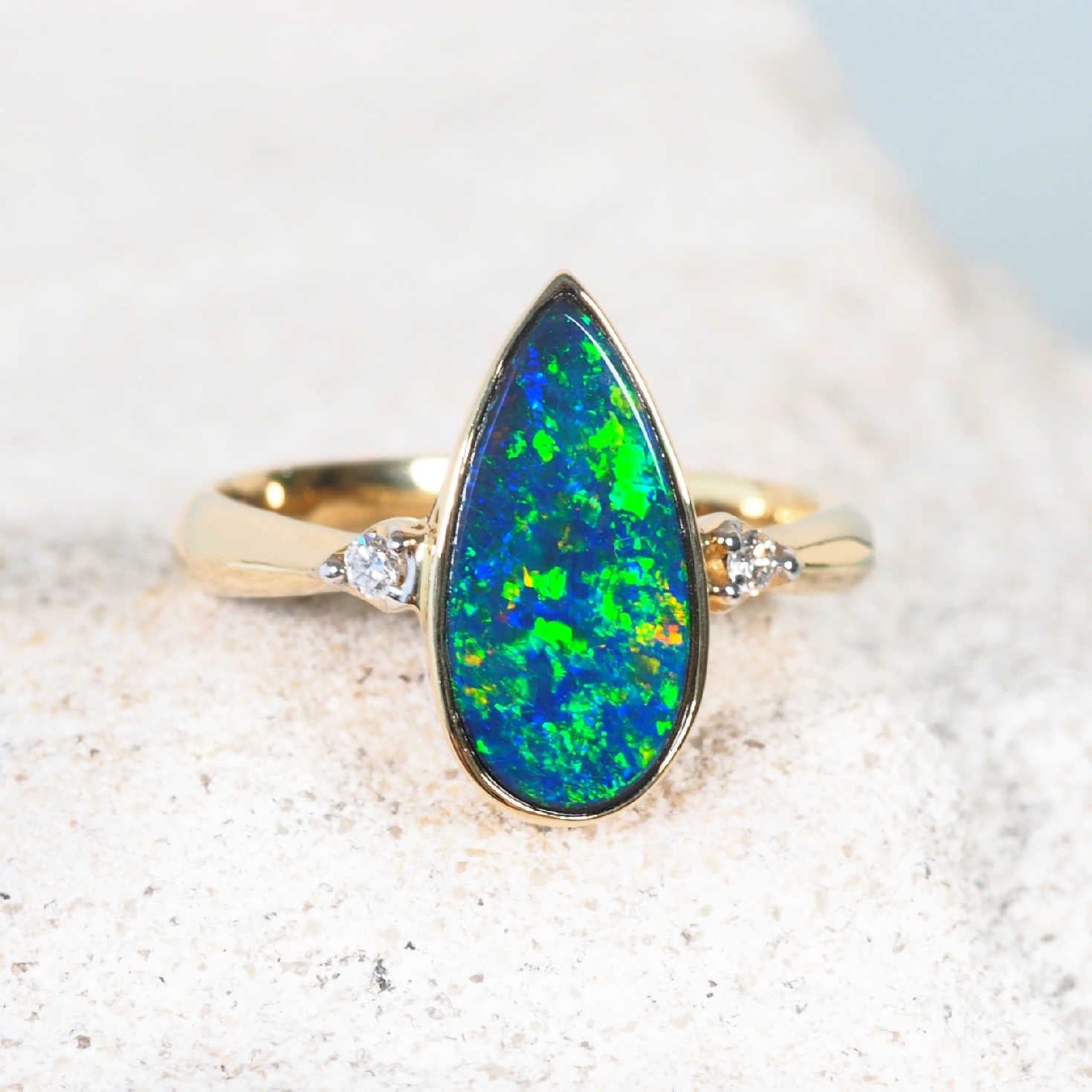 Opal ring in 14ct yellow gold with teardrop-shaped doublet opal