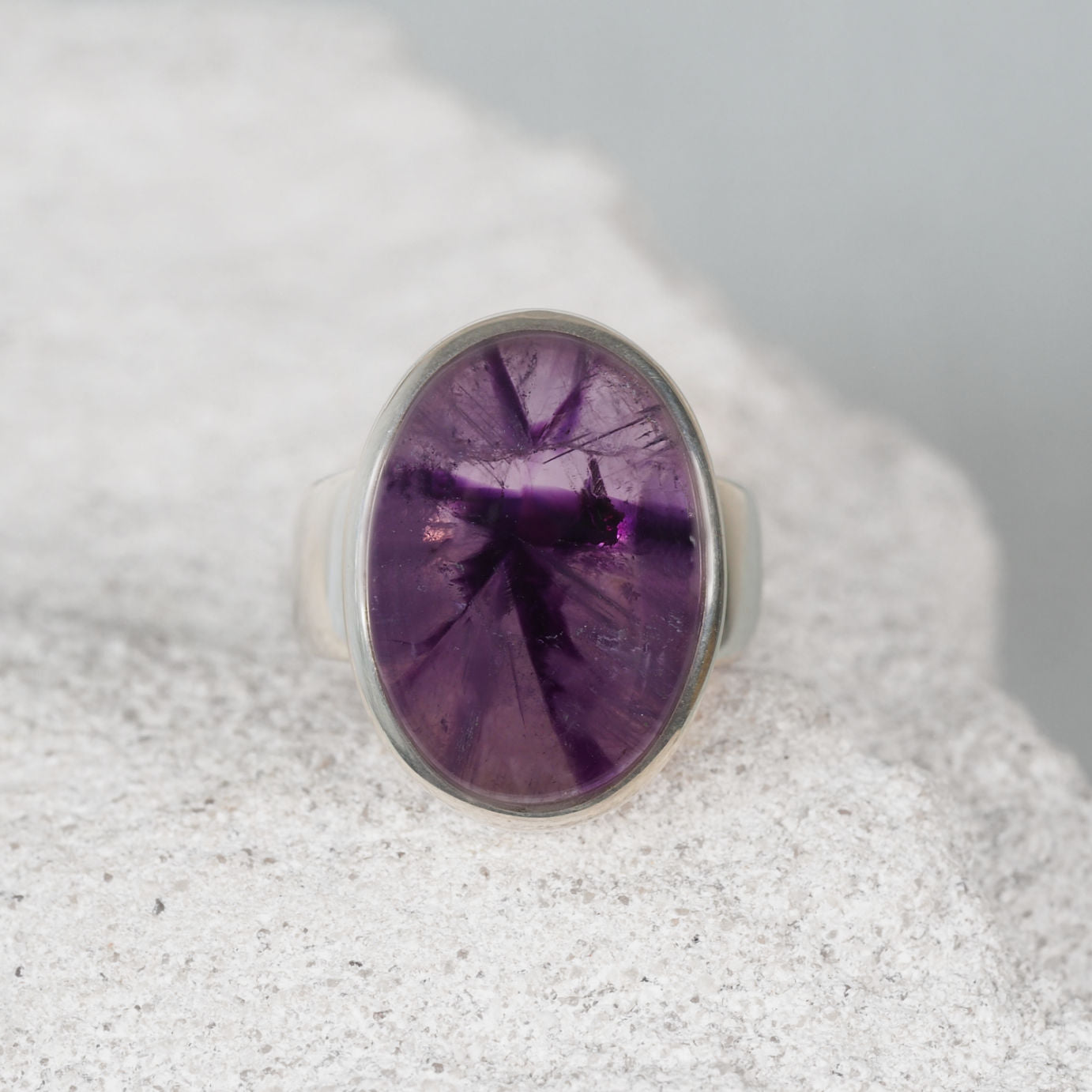 The ‘Kaylee’ silver ring with an oval amethyst cabochon blending dark and soft purple shades