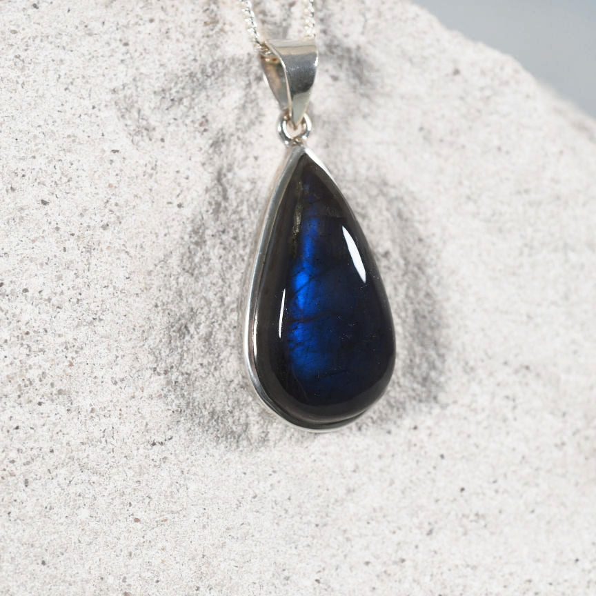 labradorite pendant set in sterling silver