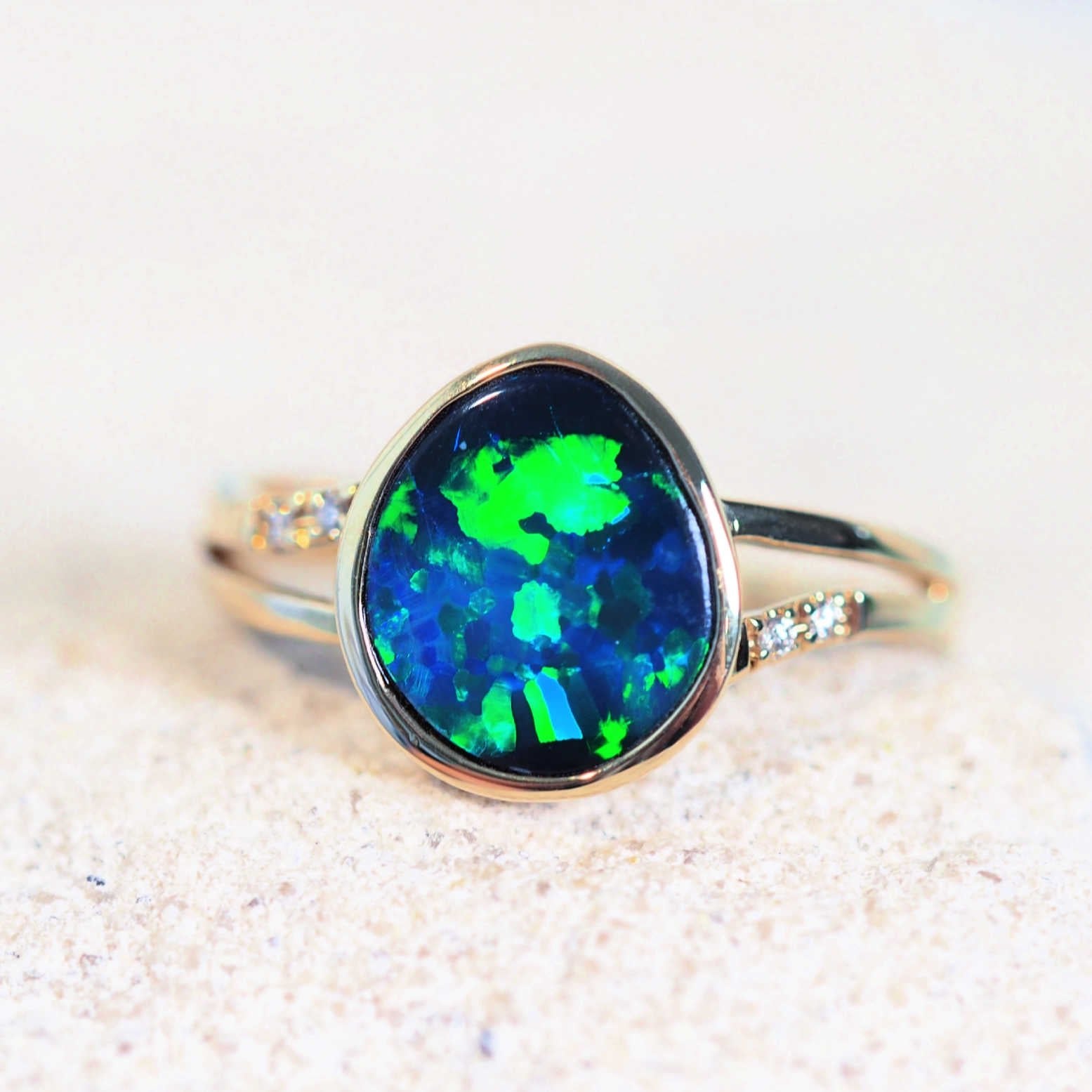 „Alaia“ 14 Karat Gold Doublet Opal Ring
