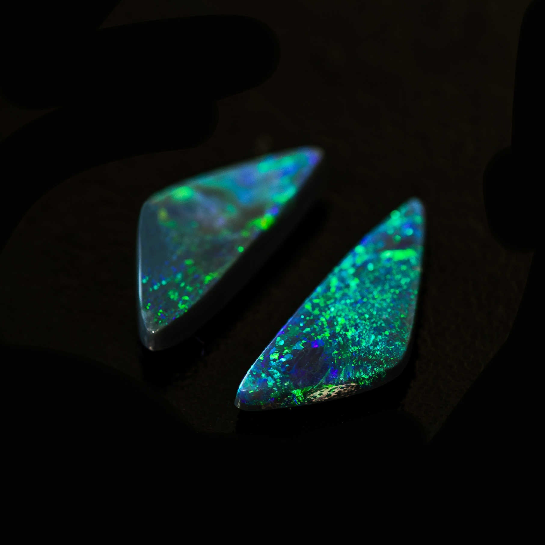 „Grüne Aurora“ massiver schwarzer Opal