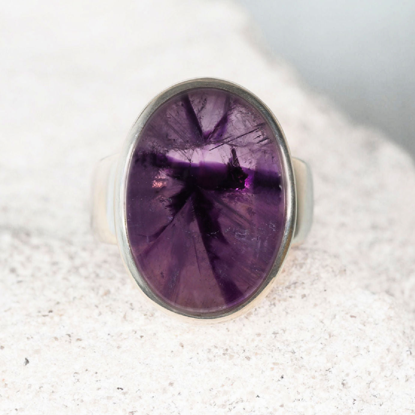 The ‘Kaylee’ silver ring with an oval amethyst cabochon blending dark and soft purple shades