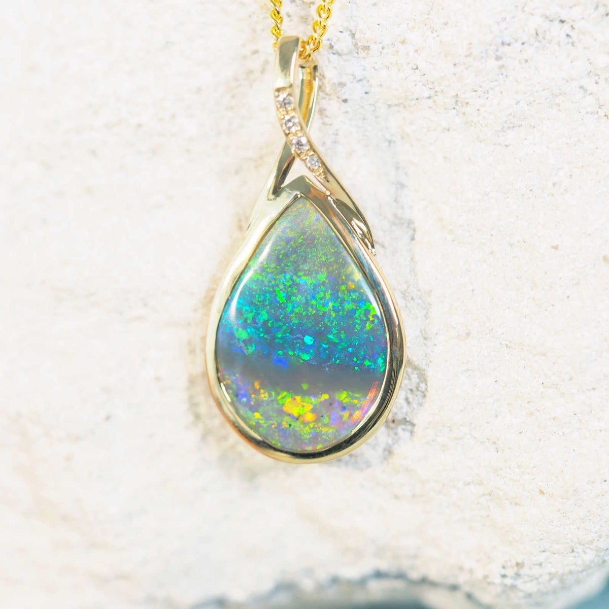 Opal pendant yellow gold on sale