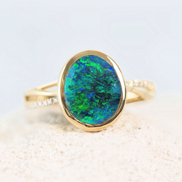 blue and green-coloured Lightning Ridge black opal gold ring with 16 diamonds